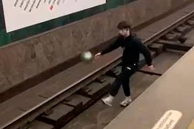 Поигравшего в мяч на путях петербуржца задумали не пускать в метро