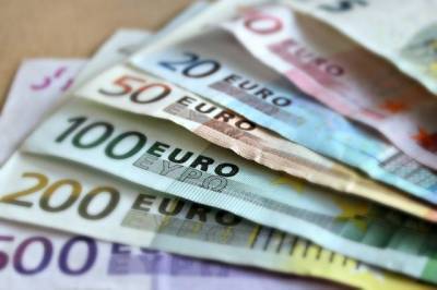 Официальный курс евро на пятницу снизился до 89,64 рубля