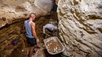 Археологи нашли необычный каменный монолит во Франции