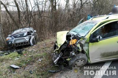 На Буковине в результате столкновения двух авто четыре человека попали в больницу, среди них дети