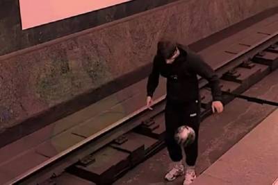 Петербуржцу, игравшему с мячом на путях «Звенигородской», запретили пользоваться метро