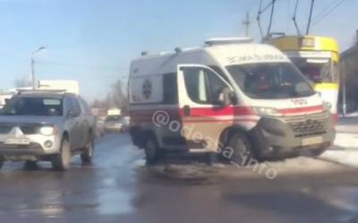 Отлетела на трамвайные рельсы: в Одессе скорая попала в ДТП, появилось видео