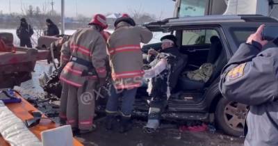 Под Одессой легковушка влетела в грузовик: водитель застрял в изувеченном авто (фото)