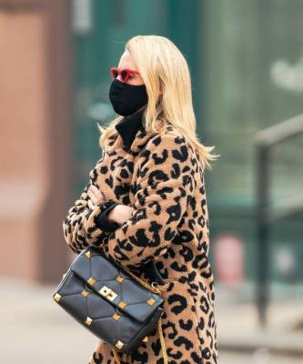 Никаких правил: Ники Хилтон сочетает леопардовое пальто и кроссовки Nike