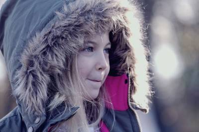 «Одевайте детей потеплее»: как в школах и детских садах переживают аварийное отключение тепла