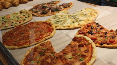 Экстравагантный способ поедания пиццы встревожил пользователей Интернета