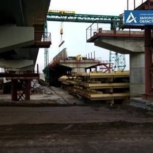 В Запорожье продвигается строительство второй части балочного моста. Фото