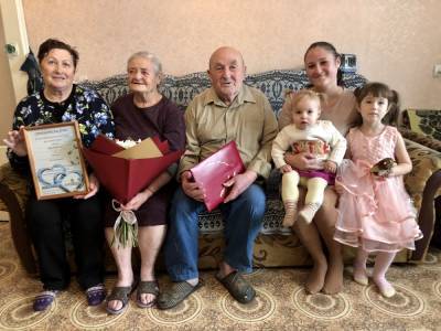 Мэр Анивы Артем Лазарев поздравил чету Денисовых с 65-летием супружеской жизни