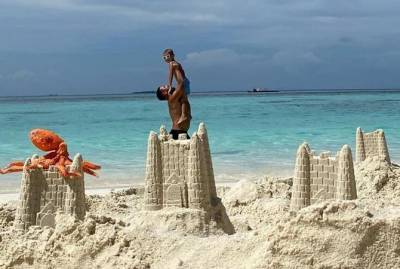 MONATIK вместе с детьми построил город из песка на Мальдивах