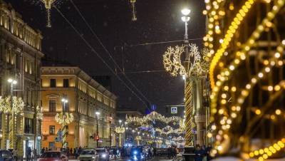 С улиц Петербурга уберут новогодние украшения