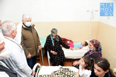 Хизри Шихсаидов навестил детей с острой кишечной инфекцией в Буйнакске