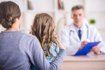 Названы симптомы у детей, требующие незамедлительного обращения к врачу