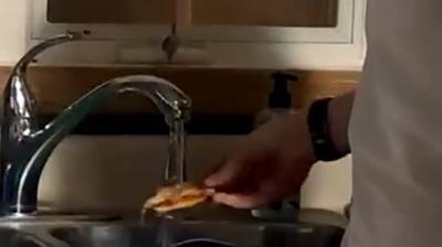 Я вызываю полицию! Необычный способ поедания пиццы вызвал негодование юзеров (Видео)