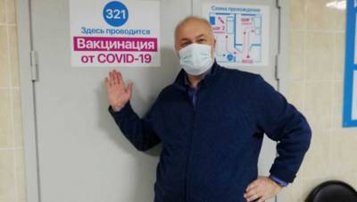 Депутат Амосов после прививки "Спутником V" получил положительный тест