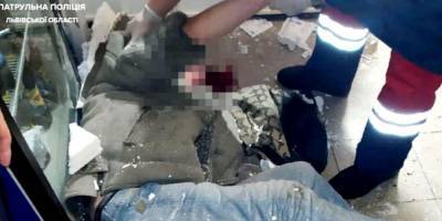 Во Львове мужчина упал с третьего этажа и проломил крышу магазина — фото