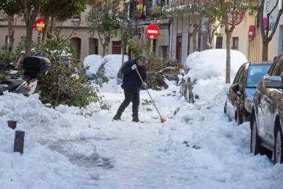 Власти Мадрида попросили объявить город зоной катастрофы из-за снегопада