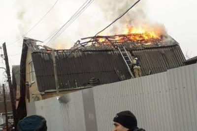 В Ростове на Чкаловском произошел пожар в частном доме