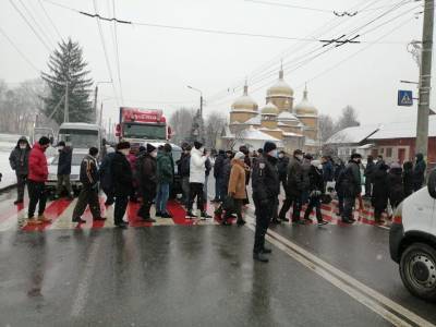 Протесты продолжаются: Под Ивано-Франковском люди перекрыли трассу