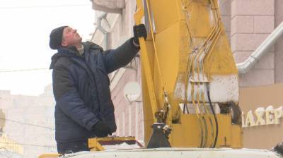 «Не хватает людей». Воронежские коммунальщики продолжают бороться со снегом