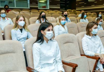 Белорусский профсоюз работников здравоохранения наградил студентов БГМУ, спасающих пациентов с COVID-19