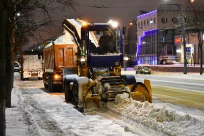 В Ленинском районе Воронежа продолжаются работы по уборке снега