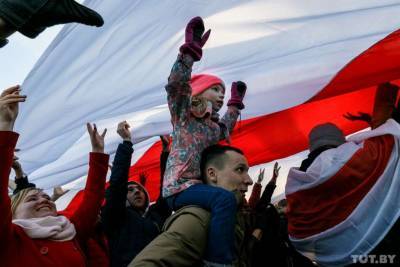 В Беларуси утвердили штрафы за красно-бело-красные флаги