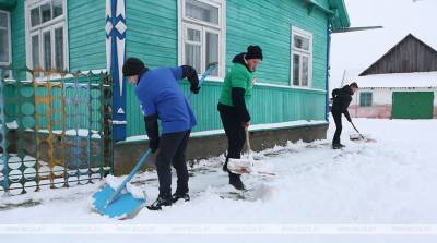 Волонтеры помогают в расчистке снега в Гродненской области