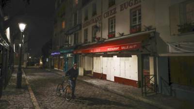 В Европе вводят ночной комендантский час: "В шесть часов вечера жизнь прекращается"