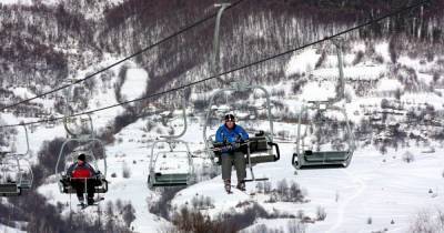 Люди мерзли почти полчаса: на горнолыжном курорте в Закарпатье остановился подъемник
