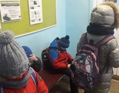 В Урале дети, которые пришли в школу в 34-градусный мороз, ждали перед закрытыми дверьми
