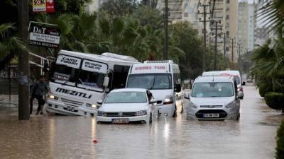 Потоком воды женщину в Турции чуть не унесло под колеса грузовика