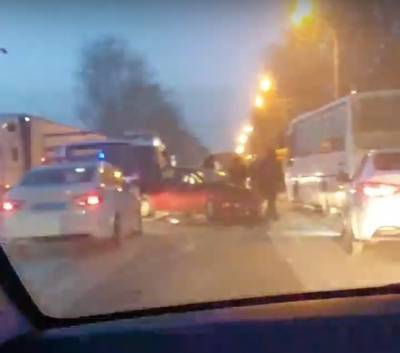 В Екатеринбурге в ДТП на Шефской пострадали два человека
