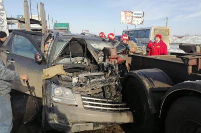 Водителя из авто доставали спасатели: в Одесской области Kia Mohave влетел под автопоезд (фото и видео)