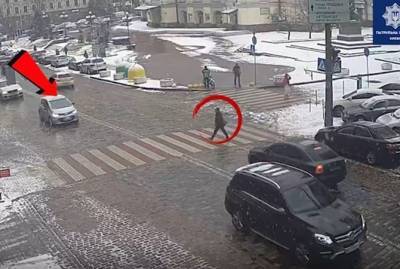 В Киеве водитель средь бела дня сбил мужчину на "зебре"