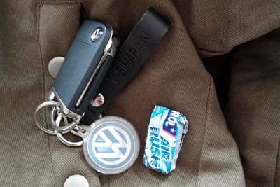 Мужчина купил плащ в интернете и нашел в кармане ключи от машины