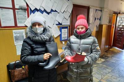 2300 пар резиновых сапог подарили детям псковские благотворители