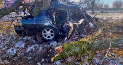 Автомобиль разорвало на части: в ДТП в Херсонской области погибли два человека, еще один госпитализирован (2 фото)