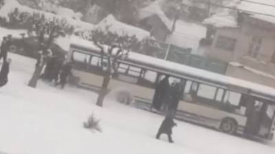 Глас народа | В Пензе пассажиры вытолкали застрявший автобус