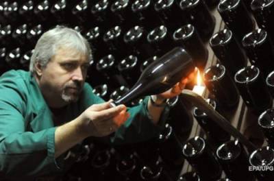 Пить надо меньше: Кабмин повысил стоимость игристого вина в Украине