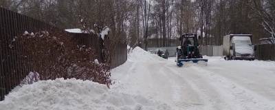 В Раменском во дворах домов устраняют последствия снегопада