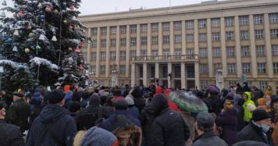 Тарифные протесты: в Ужгороде митингующие требовали представителя власти