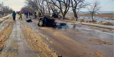Машину разорвало на части. В Херсонской области в ДТП погибли двое мужчин, еще одного госпитализировали