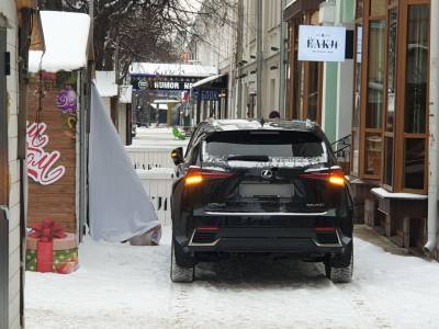 Рязанские полицейские оштрафуют водителей припаркованных на улице Почтовой иномарок