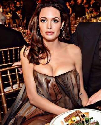 Анджелина Джоли приспустила платье и показала пышный бюст