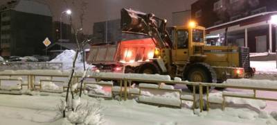 Днем и ночью подрядчик вывозит снег с улиц Петрозаводска (ФОТО)