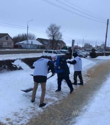 Депутаты и волонтеры вышли на расчистку дворов от снега