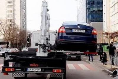 В Киеве мужчина с ножом бросился "вызволять" свою машину из эвакуатора