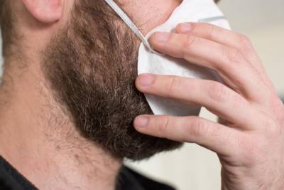 COVID с бородой: вирусолог рассказал, почему для ношения маски следует бриться