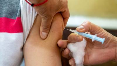 Ученые предложили заражать добровольцев COVID-19 для испытания вакцин