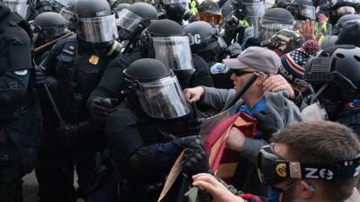 Арестован мужчина, бросивший огнетушитель в полицейских во время беспорядков в Капитолии